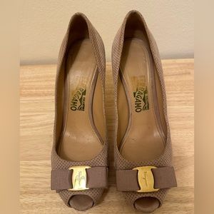 Salvatore ferragamo size 7.5 blush peep toe pumps